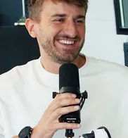 Jérémy Nabais, cofondateur d'Echoes Studio, au micro