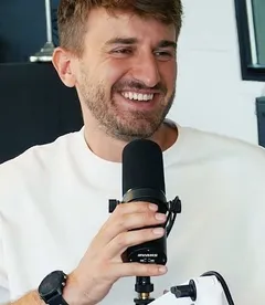 Jérémy Nabais, cofondateur d'Echoes Studio, au micro