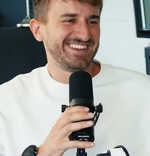 Jérémy Nabais, cofondateur d'Echoes Studio, au micro