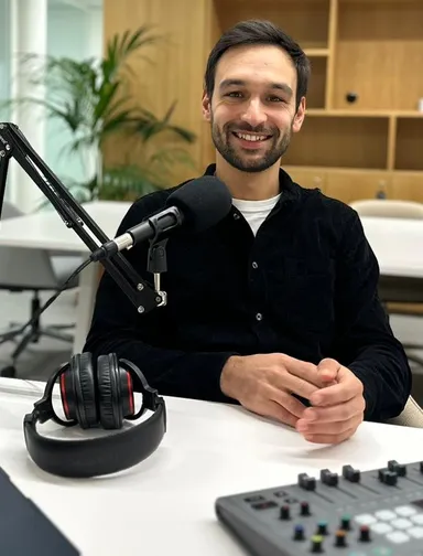 Xavier Seux, cofondateur d'Echoes Studio, en enregistrement au micro