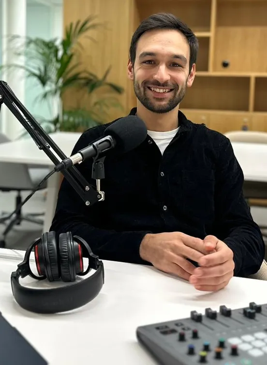 Xavier Seux, cofondateur d'Echoes Studio, en enregistrement au micro