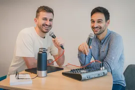 Jérémy et Xavier, fondateurs d'Echoes Studio, en enregistrement
