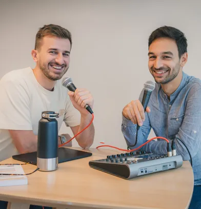 Jérémy et Xavier, fondateurs d'Echoes Studio, en enregistrement podcast